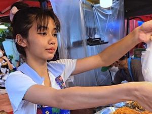 Penjual Ayam Goreng di Thailand Ini Viral Mirip Lisa BLACKPINK Penjual Ayam Goreng di Thailand Ini Viral Mirip Lisa BLACKPINK