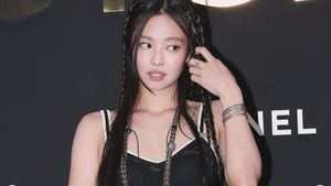 7 Gaya Jennie BLACKPINK Pakai Gaun Semi Transparan dan Tindikan Hidung