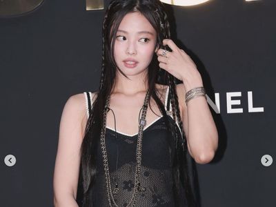 7 Gaya Jennie BLACKPINK Pakai Gaun Semi Transparan dan Tindikan Hidung