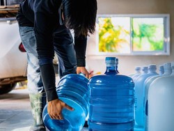 Guru Besar Unair-Undip Sebut Pola Distribusi AMDK Bisa Perparah Paparan BPA