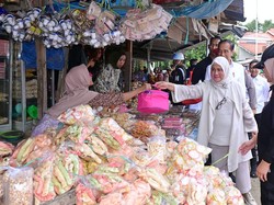 Jokowi Bareng Iriana ke Pasar di Sulsel, Cek Harga hingga Beli Kacang Disco