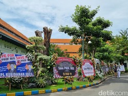 Puluhan Karangan Bunga #saveProfBUS Banjiri FK Unair Usai Dekan Dicopot