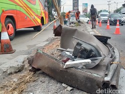 Ditabrak Bus Mira, TL Darurat Dipasang di Simpang 4 Bendogantungan Klaten