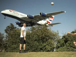 Dia yang Mengabadikan Kehidupan di Bawah Jalur Pesawat