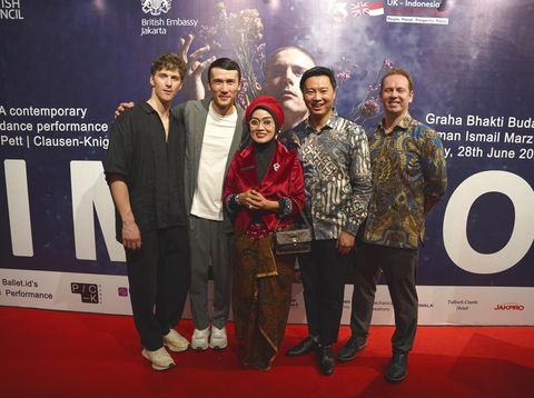 Kolaborasi pertunjukan dancer Inggris dan penari Indonesia