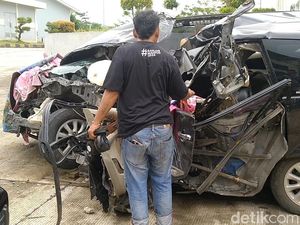 Penampakan Innova yang Seruduk Truk Tewaskan 3 Orang di Tol Batang Penampakan Innova yang Seruduk Truk Tewaskan 3 Orang di Tol Batang