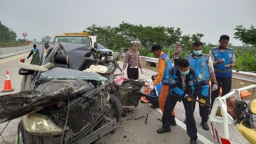 Mobil Tabrak Truk di Tol Batang, 3 Orang Tewas