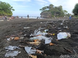 Sampah Ganggu Keindahan Pantai Madasari Pangandaran