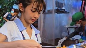 Potret Penjual Ayam Goreng Viral Mirip Lisa BLACKPINK, Diserbu Pembeli