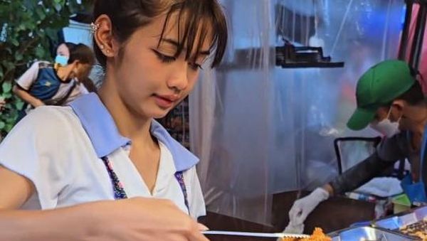 Potret Penjual Ayam Goreng Viral Mirip Lisa BLACKPINK, Diserbu Pembeli