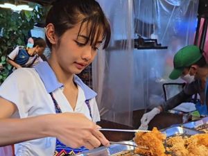 Potret Penjual Ayam Goreng Viral Mirip Lisa BLACKPINK, Diserbu Pembeli