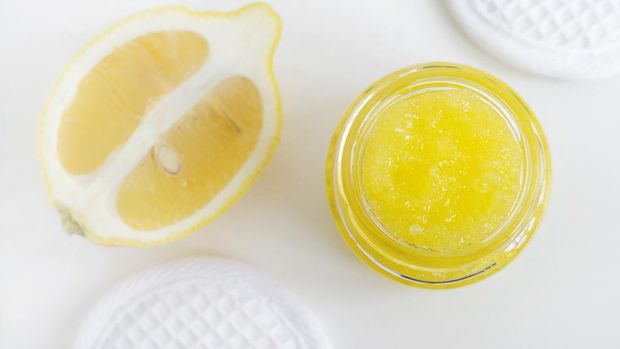 lip scrub alami untuk menghilangkan bibir hitam