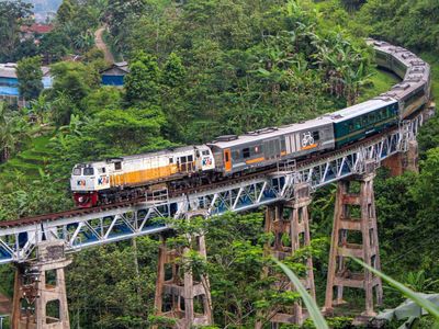 Mau Liburan Bareng Keluarga ke Luar Kota? Nih, Naik KLB Aja