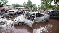 Mobil-mobil Ringsek Disapu Badai Beryl