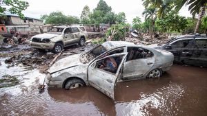 Mobil-mobil Ringsek Disapu Badai Beryl