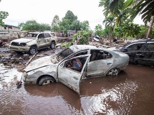 Mobil-mobil Ringsek Disapu Badai Beryl