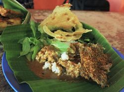 Makanan Khas Jatim dengan Bumbu Kacang Lezat