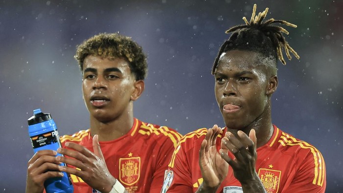 COLOGNE, GERMANY - JUNE 30: Lamine Yamal of Spain and Nico Williams of Spain during the UEFA EURO 2024 round of 16 match between Spain and Georgia at Cologne Stadium on June 30, 2024 in Cologne, Germany. (Photo by James Baylis - AMA/Getty Images)