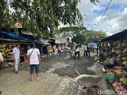 Jalan Becek-Berlubang di Pasar Palakka Bone Ditimbun Jelang Kunker Jokowi
