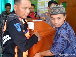 Innova Seruduk Truk di Tol Batang, 3 Korban Tewas Sekeluarga Asal Blora Innova Seruduk Truk di Tol Batang, 3 Korban Tewas Sekeluarga Asal Blora
