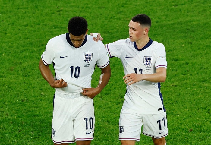 Soccer Football - Euro 2024 - Group C - England v Slovenia - Cologne Stadium, Cologne, Germany - June 25, 2024  Englands Jude Bellingham with Phil Foden at half time REUTERS/Thilo Schmuelgen     TPX IMAGES OF THE DAY