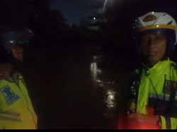 Jembatan KBN Cakung Banjir 2 Meter Malam Ini, Lalin Arah Cilincing Macet