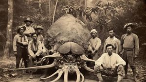 Gambar Unik Rekayasa AI: Bangsawan Thailand Abad ke-19 Vs Monster