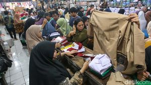 Potret Toko Perlengkapan Sekolah Disesaki Pembeli Jelang Tahun Ajaran Baru
