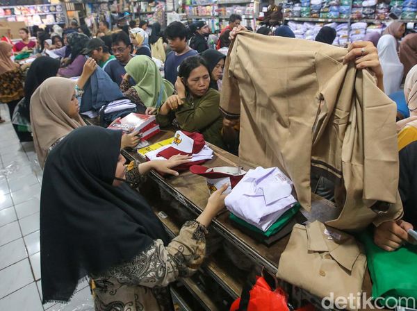 Potret Toko Perlengkapan Sekolah Disesaki Pembeli Jelang Tahun Ajaran Baru