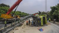 Potret Truk Bermuatan Pasir Kecelakaan di Tol Tangerang-Merak KM 75
