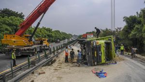 Potret Truk Bermuatan Pasir Kecelakaan di Tol Tangerang-Merak KM 75