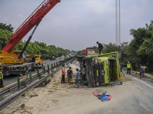 Potret Truk Bermuatan Pasir Kecelakaan di Tol Tangerang-Merak KM 75