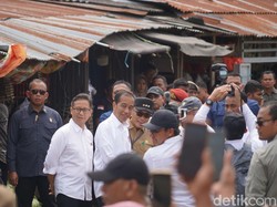 Jokowi Tinjau Pasar Palakka Bone, Disambut Riuh Warga Berebut Foto