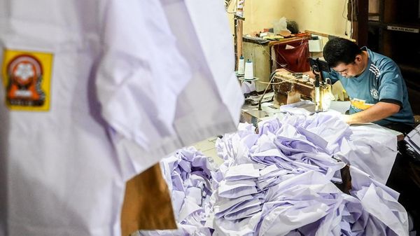 Melihat Kesibukan Konveksi Rumahan Jelang Tahun Ajaran Baru