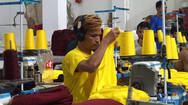 Sejumlah pekerja menyelesaikan kaos pesanan pada konveksi Sinergi Adv kawasan Serengseng Sawah, Jakarta, Kamis, (4/7/2024). (CNBC Indonesia/Muhammad Sabki)