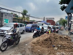 Ditabrak Tronton Saat Putar Arah, Truk Pasir Terguling di Mranggen Demak