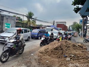 Ditabrak Tronton Saat Putar Arah, Truk Pasir Terguling di Mranggen Demak Ditabrak Tronton Saat Putar Arah, Truk Pasir Terguling di Mranggen Demak