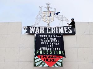 Spanduk Dukung Palestina Membentang di Gedung Parlemen Australia