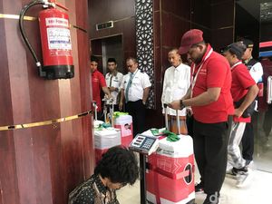 Jelang Pemulangan Gelombang Kedua, Koper Jemaah Mulai Ditimbang