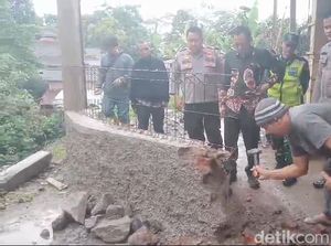 Runtuhnya Tembok Penghalang Jalan Warga di Tasikmalaya Runtuhnya Tembok Penghalang Jalan Warga di Tasikmalaya