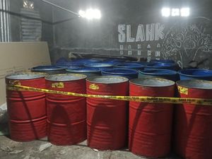 Anggota Polresta Kupang Bantah Jadi Mafia Penyelundupan Solar Subsidi Anggota Polresta Kupang Bantah Jadi Mafia Penyelundupan Solar Subsidi