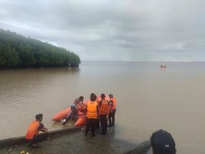 ABK KMN Cahaya Madina Jatuh di Muara Sungai Tangka Sinjai, Tim SAR Dikerahkan ABK KMN Cahaya Madina Jatuh di Muara Sungai Tangka Sinjai, Tim SAR Dikerahkan