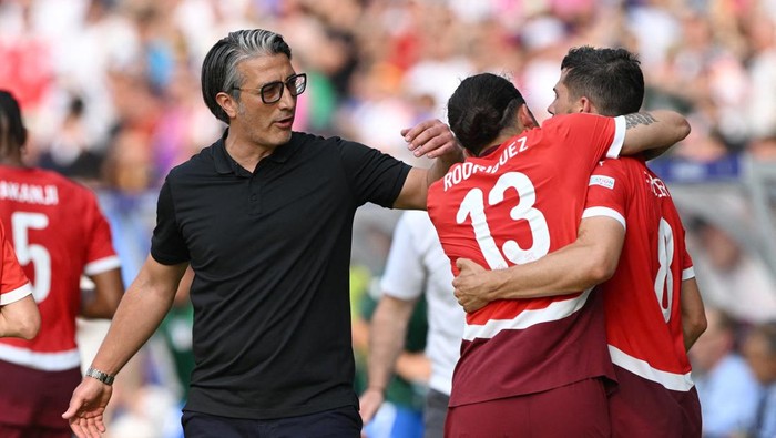 Soccer Football - Euro 2024 - Round of 16 - Switzerland v Italy - Berlin Olympiastadion, Berlin, Germany - June 29, 2024  Switzerlands Remo Freuler celebrates scoring their first goal with Ricardo Rodriguez and coach Murat Yakin REUTERS/Annegret Hilse