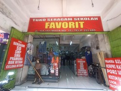 Penjualan Seragam-Alat Tulis di Denpasar Meningkat Jelang Tahun Ajaran Baru