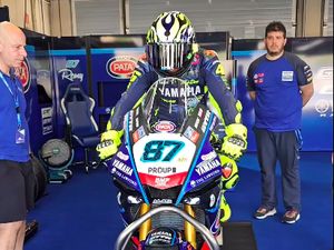 Valentino Rossi Geber Yamaha R1 87, Remy Gardner sampai Tak Bisa Berkata-kata Valentino Rossi Geber Yamaha R1 87, Remy Gardner sampai Tak Bisa Berkata-kata