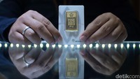 Harga Emas Antam Hari Ini Jatuh Cukup Dalam