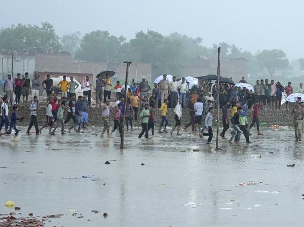 Warga Ramai-ramai Datangi TKP Acara Keagamaan India