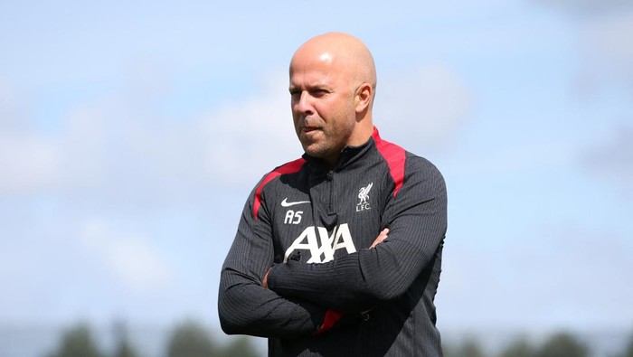 Soccer Football - Liverpool photo opportunity with new manager Arne Slot - AXA Training Centre, Liverpool, Britain - July 5, 2024 New Liverpool manager Arne Slot poses at the training centre Action Images via Reuters/Craig Brough