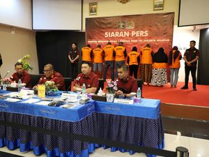 Imigrasi Tangkap 8 WNA Pembuat Uang Dolar AS Palsu di Jaksel Imigrasi Tangkap 8 WNA Pembuat Uang Dolar AS Palsu di Jaksel
