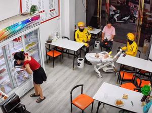 Driver Ojol Dipuji Gegara Bantu Pemilik Restoran Saat Memasak